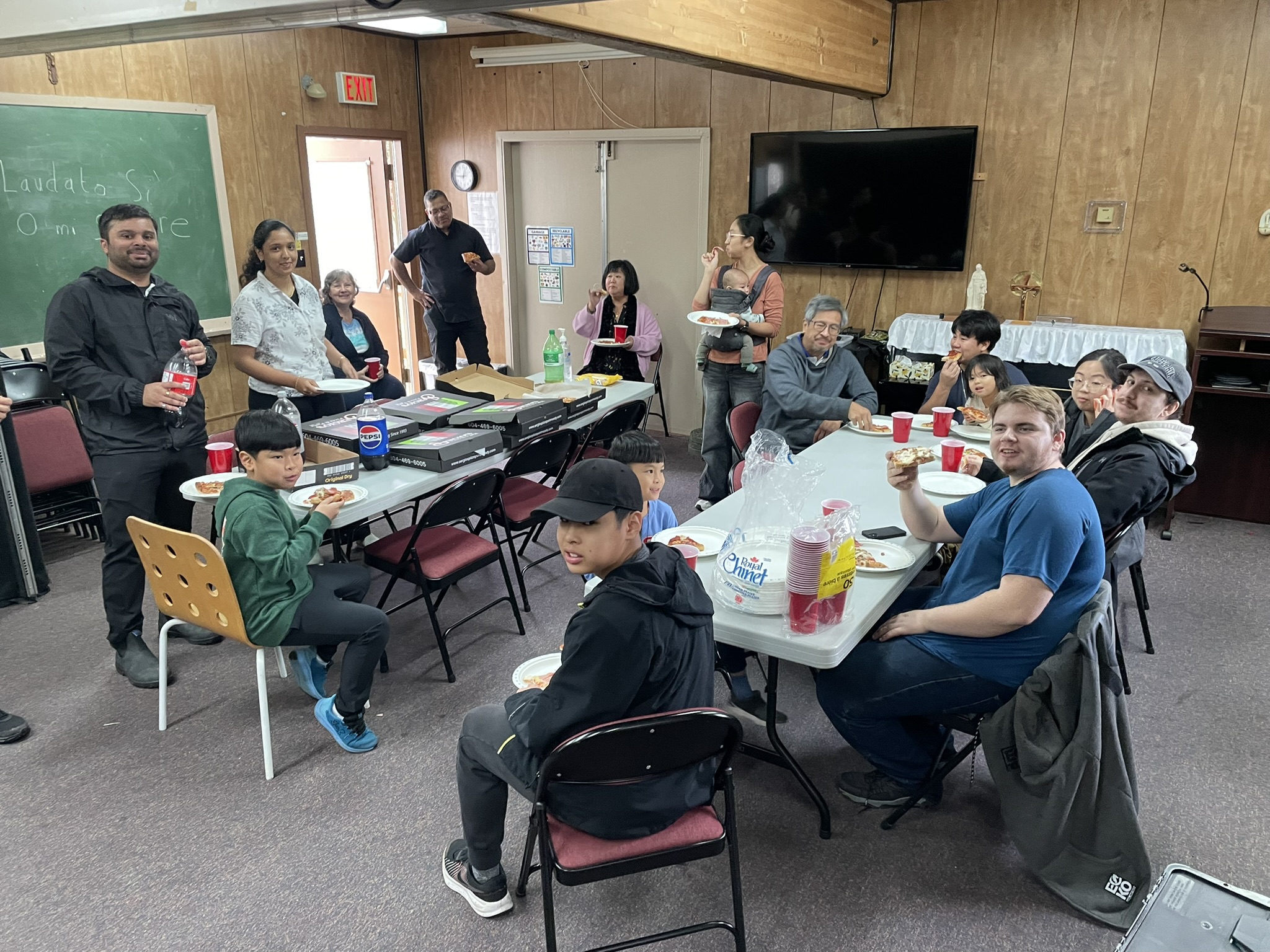 Taking a quick break along the aisle and enjoying some great pizza.