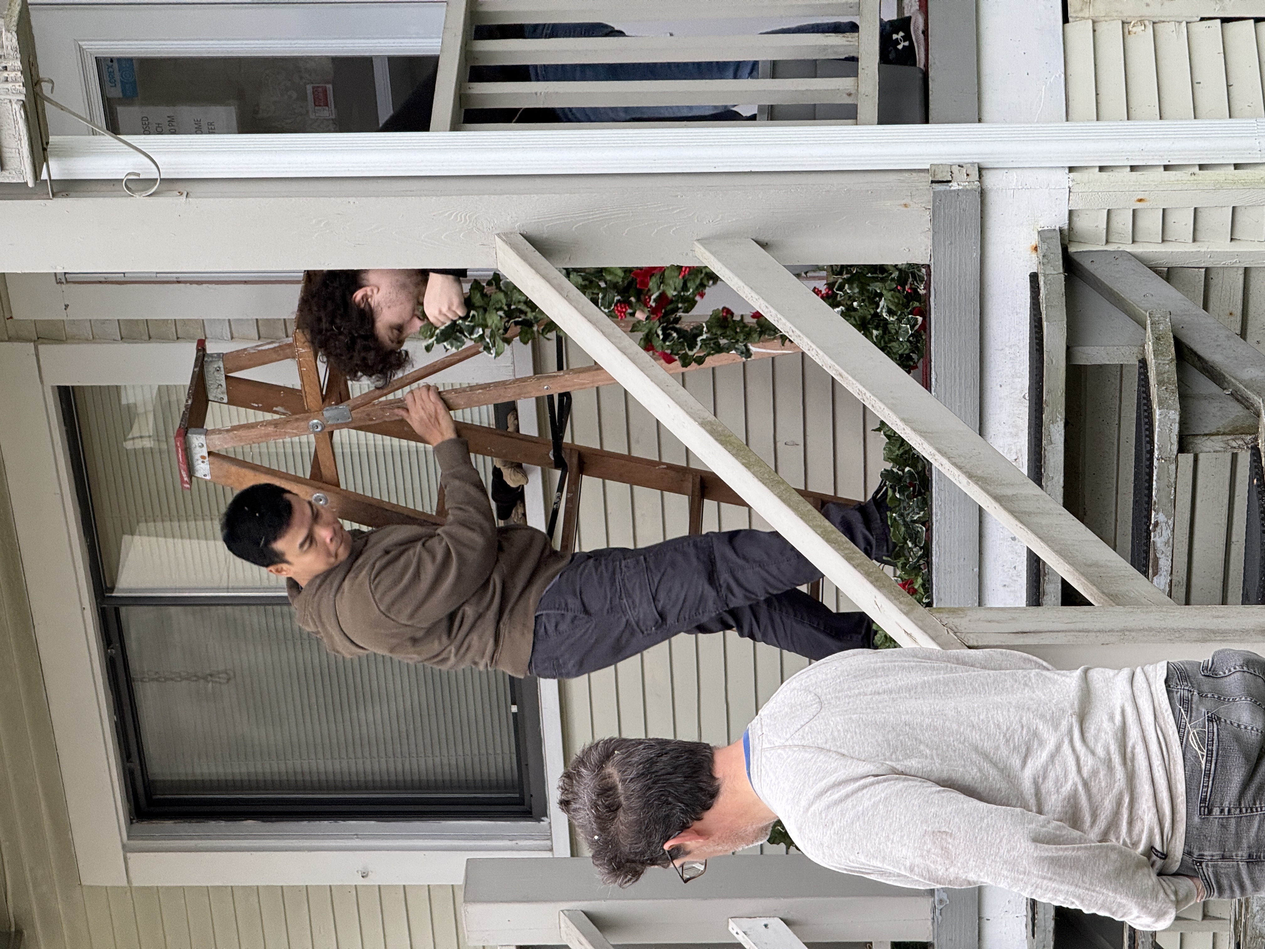 Another group tackling the remaining decorations. 
